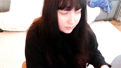 Lynylou, the French-young cam girl, gives the best dildo-or-vibrator handjob ever seen