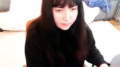 Lynylou, the French-young cam girl, gives the best dildo-or-vibrator handjob ever seen