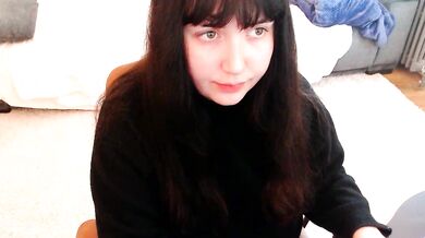 Lynylou, the French-young cam girl, gives the best dildo-or-vibrator handjob ever seen