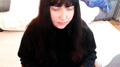 Lynylou, the French-young cam girl, gives the best dildo-or-vibrator handjob ever seen