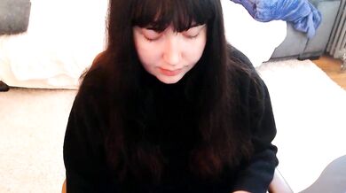 Lynylou, the French-young cam girl, gives the best dildo-or-vibrator handjob ever seen