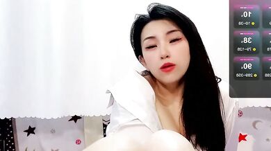 Petite Asian teen YangYangmian-521 squirts while getting her big tits fucked and blowing a big one