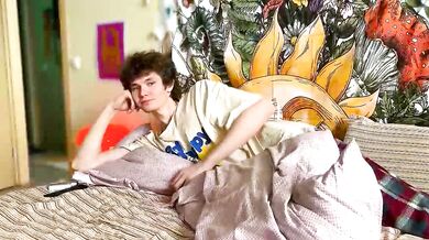 Watch Charismatic Cam Slut Charms with a Cleavage Massage and a Diabolic Twist