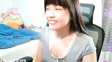 Petite Asian cutie 87wawa gives a public Chinese handjob with her toys