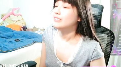 Petite Asian cutie 87wawa gives a public Chinese handjob with her toys