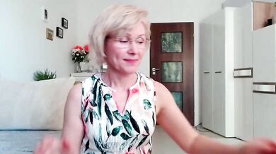 Jasmin18v's erotic curves and smoldering anticipation will leave you breathless