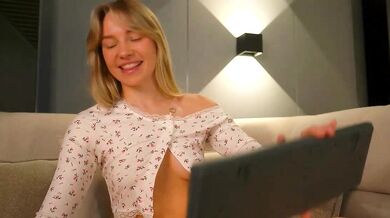 Snow_is_falling's stunning chest and body are on display in this record-breaking webcam video