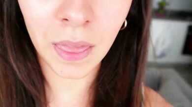 Walesita's mesmerizing record of seduction in sexy video