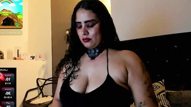 MariaGaitan's camel toe dildo makes her young ass cum in cheap cam show