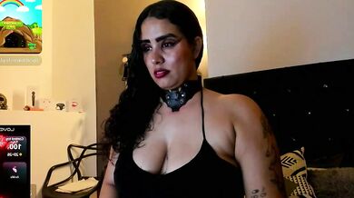 MariaGaitan's camel toe dildo makes her young ass cum in cheap cam show