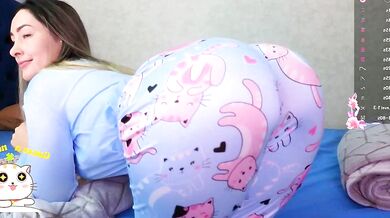 Kimmie_'s stunning frame and hot parts will make you want to cum!