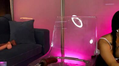 Alicebunny_ goes wild with double penetration & squirting during erotic dance