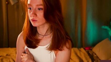 Watch Lizzy Blaze's seductive body in a hot video with a twist