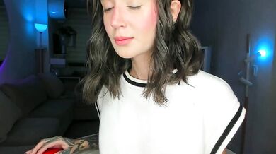 Lonely_lolly98: Mesmerizing temptress captures herself on webcam