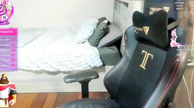 Beastingbeauty2: Energetic cam girl shows off her skills on stream