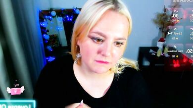 Married Evans seduces and pleasures herself in wild cam session