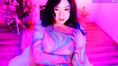 Reibelletv seduces you with her stunning curves & sensual moves on camera