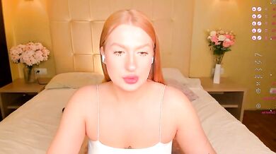 Watch Hollyylee's mesmerizing body in the wildest orgasmic action ever!