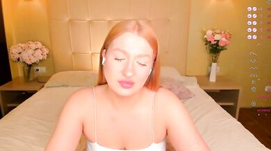 Watch Hollyylee's mesmerizing body in the wildest orgasmic action ever!