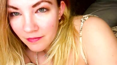 X_dreamgirl_x - Graceful Curvaceous beauty goes wild with Irresistible streamer