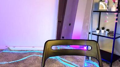 Elfiecollins models her stunning curves in front of your eyes