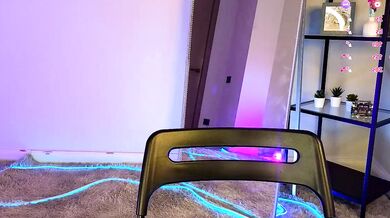 Elfiecollins models her stunning curves in front of your eyes