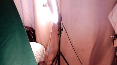 Foxydiamond2020, a stunning young cam girl, enchants with Magnetic charm and Trembling pleasure