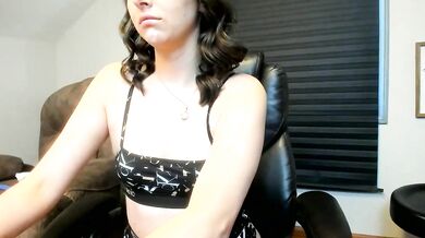 Get mesmerized by this hot babe's tremors & quakes while she's wearing a cam