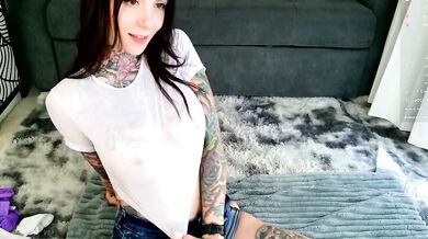 Harliequinnx's stunning backside is on display in this exclusive video online