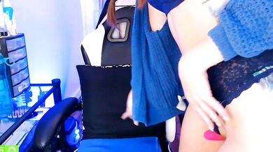 Delilahreads engages in steamy, nude foreplay on the Web