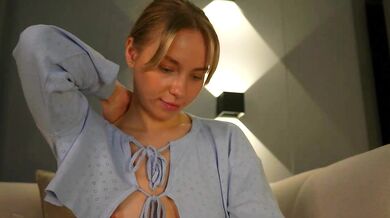 Snow_is_falling's seductive curves and tantalizing body in the nude on camera