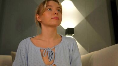 Snow_is_falling's seductive curves and tantalizing body in the nude on camera