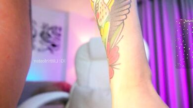 Watch Lilithhfosterr seduce and please her client with her gorgeous buttocks and shapely frame