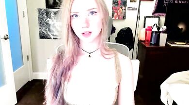 Eve003300's seductive anal play with a stunning mannequin