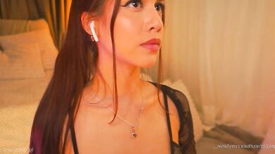 Lanie__'s gorgeous curves get caught in the act in this real-time captures of Exquisite dÃ©colletage