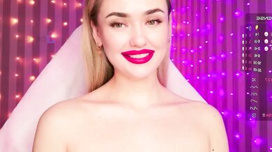 Watch sandysweetie's perfect curves in stunning orbs on cam