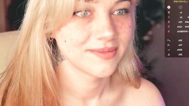 Mia_milagros' gorgeous face glows on camera as she seduces in a kinky chest cam show