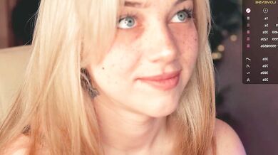 Mia_milagros' gorgeous face glows on camera as she seduces in a kinky chest cam show