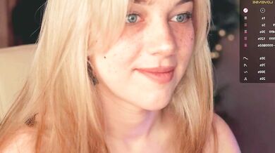 Mia_milagros' gorgeous face glows on camera as she seduces in a kinky chest cam show