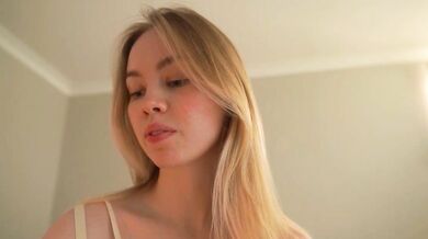 Watch Bibi_it_is, the stunning figure, seduce and enchant with her seductive buttocks and glistening feet