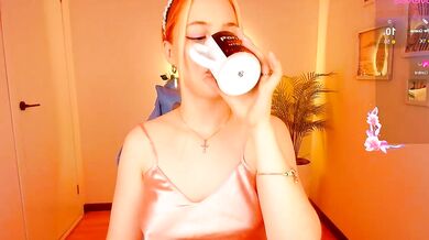 Watchollybean - New Video: captivating streamer gets naked and gets a hot load