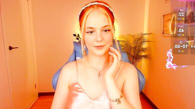 Watchollybean - New Video: captivating streamer gets naked and gets a hot load