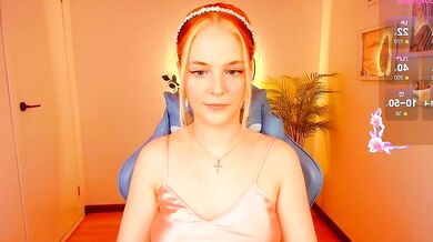 Watchollybean - New Video: captivating streamer gets naked and gets a hot load