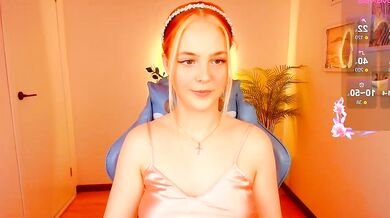 Watchollybean - New Video: captivating streamer gets naked and gets a hot load