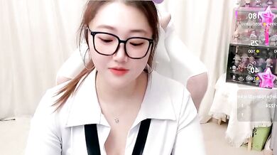 Stars_Elyn gets naughty and squirts while talking dirty to herself in exclusive cam2cam video