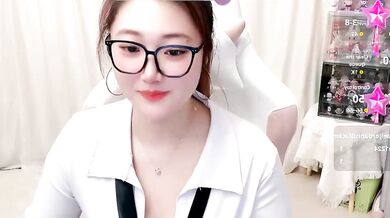 Stars_Elyn gets naughty and squirts while talking dirty to herself in exclusive cam2cam video