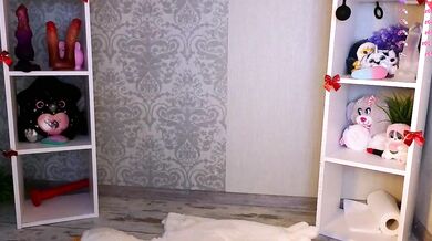 Hannah Lourens, the seductive cam girl, is ravishing in ecstasy