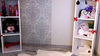 Hannah Lourens, the seductive cam girl, is ravishing in ecstasy