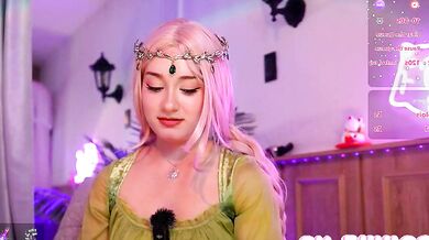 Sunny_sonnie's seductive curves and tantalizing stream will make you hungry for more!