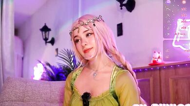 Sunny_sonnie's seductive curves and tantalizing stream will make you hungry for more!